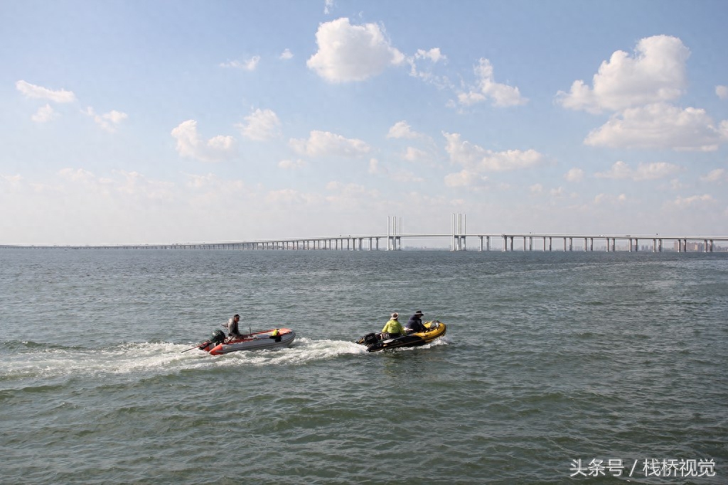 秋天钓鱼好时候！青岛胶州湾3斤重大鲈鱼上钩光鱼更多高手钓满箱