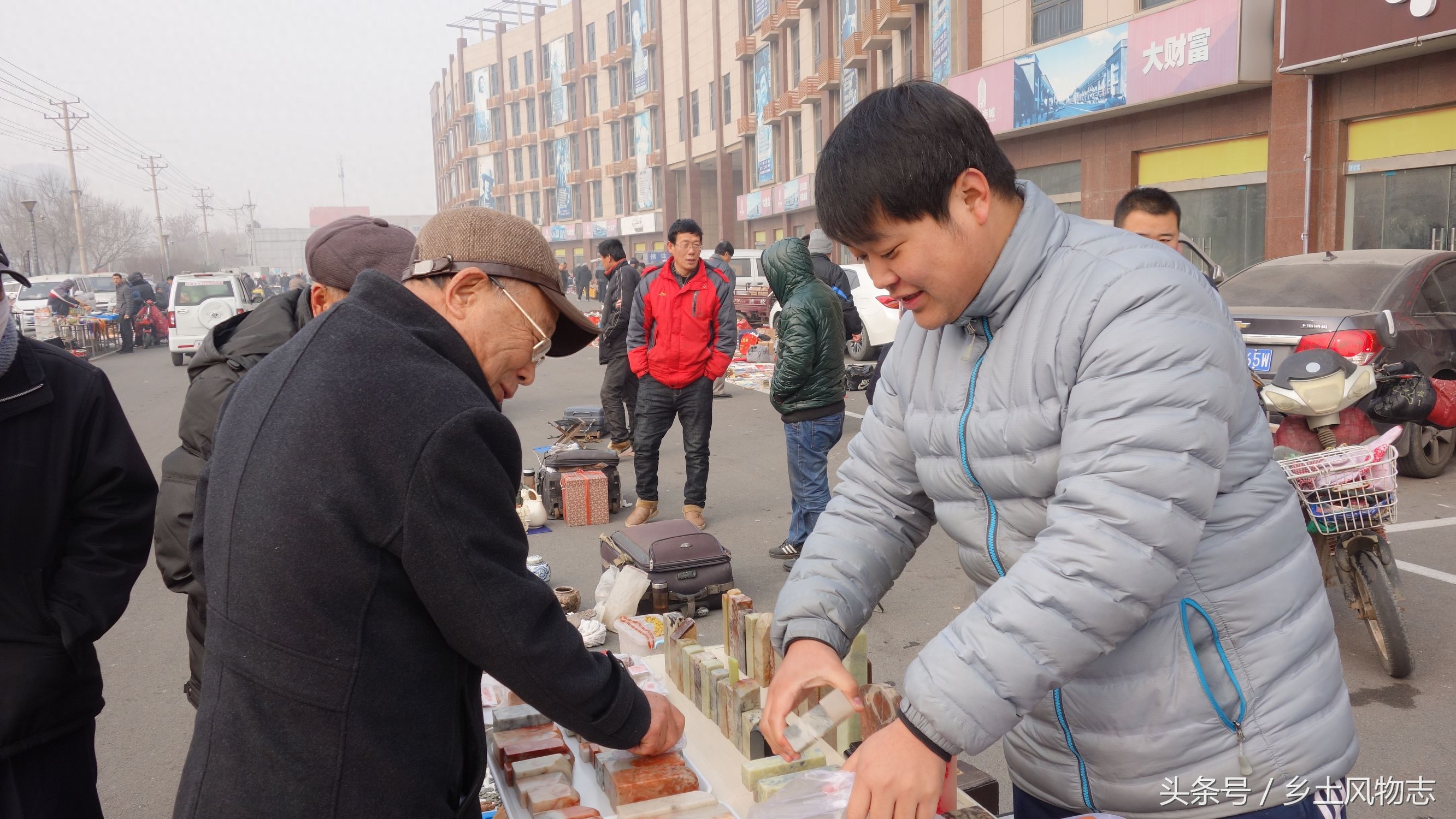 文玩市场印章石摆了一地，摊主说是巴林石，150卖出三块贵还是贱